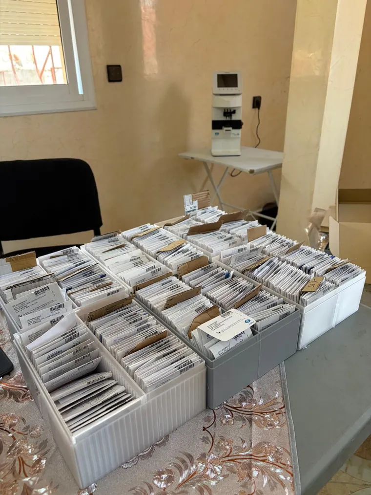 Verres correcteurs collectés, triés et identifiés par boîtes