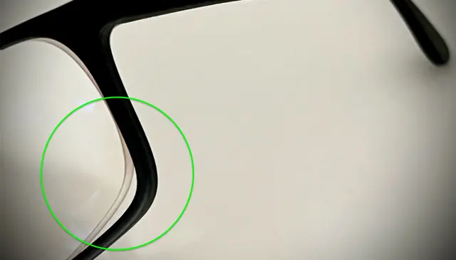 Jour visible entre le verre et la monture après une retaille