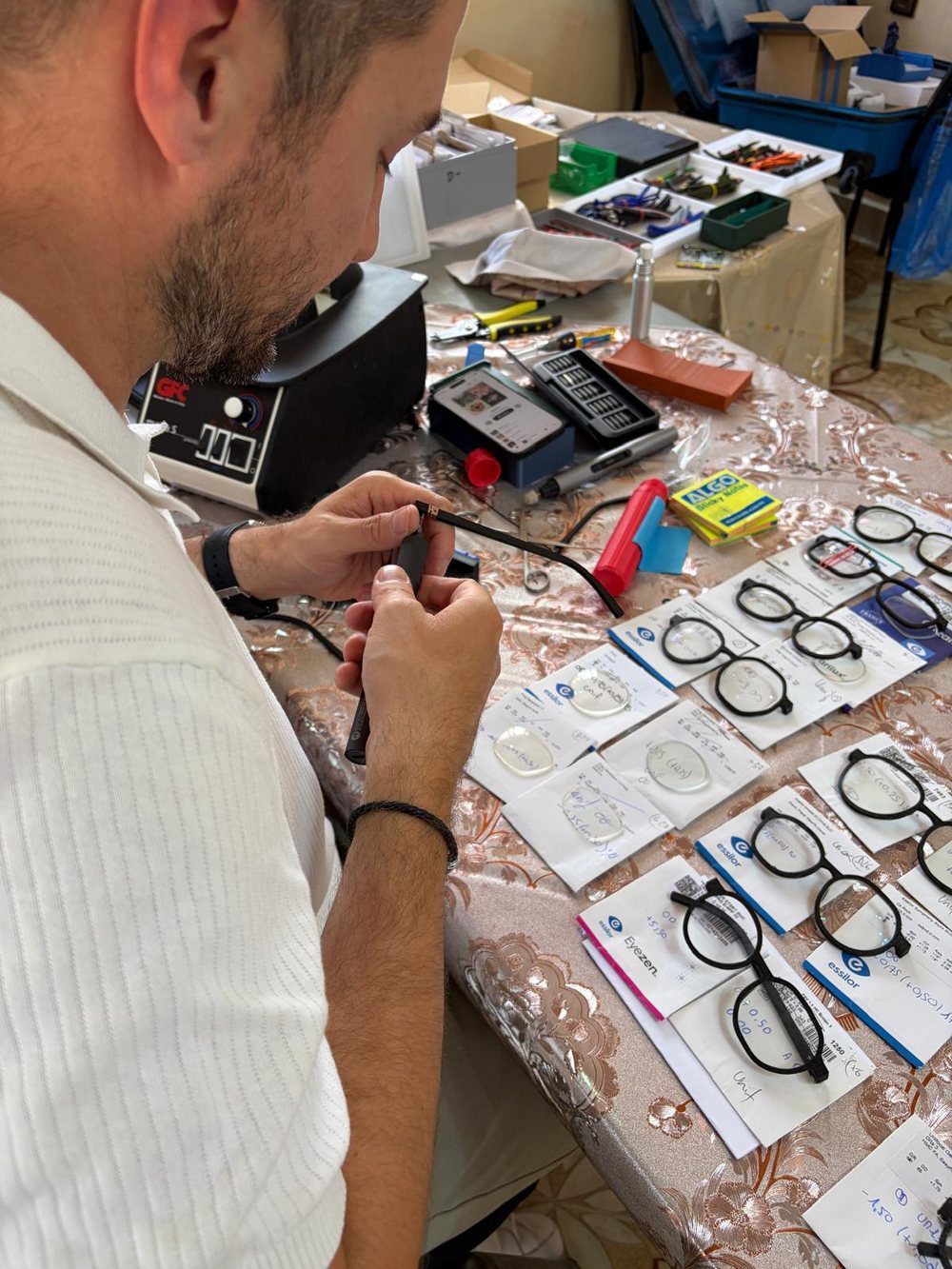 Un opticien monte les verres collectés sur les montures imprimées, pendant la mission au Maroc