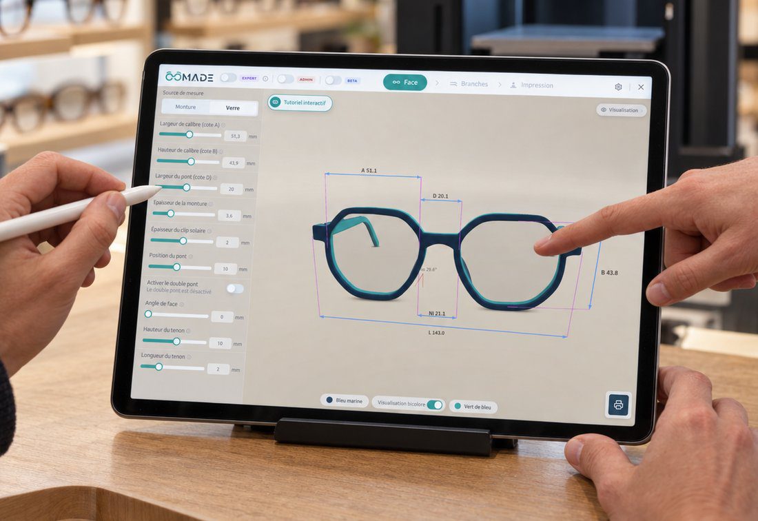 La monture en cours de réglage sur la tablette, cotée, modifiée à quatre mains avec le client