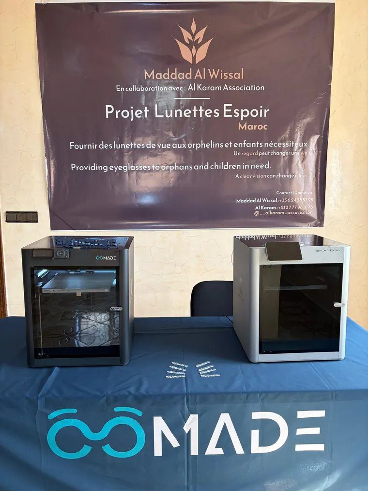 Deux imprimantes OOmade installées sous la bâche du projet Lunettes Espoir, au Maroc
