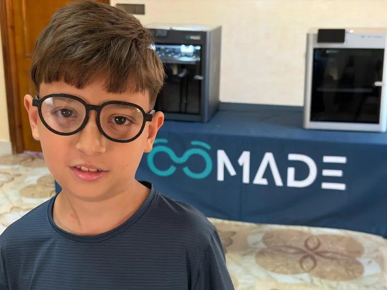 Un enfant équipé de sa monture imprimée devant le stand OOmade