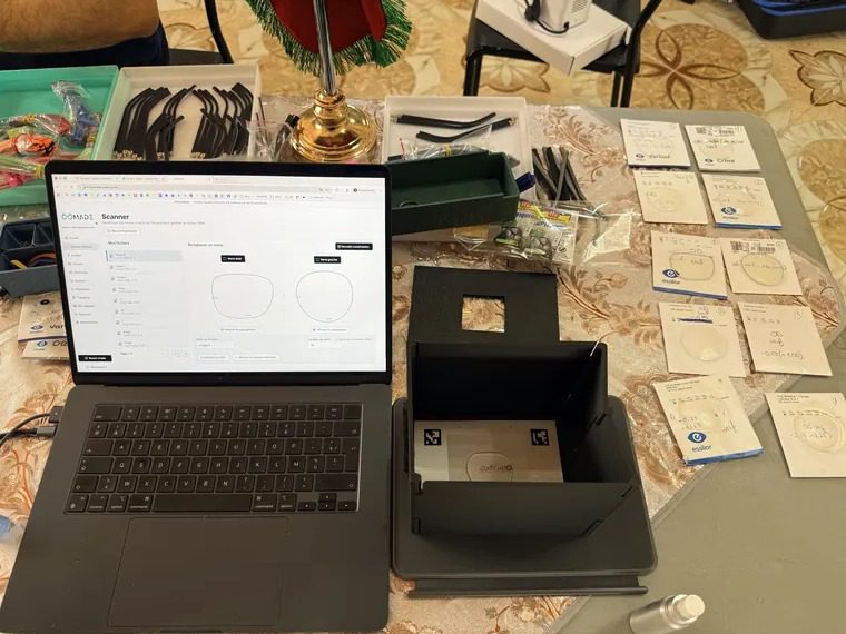 Installation de l'atelier : imprimante, ordinateur et verres collectés